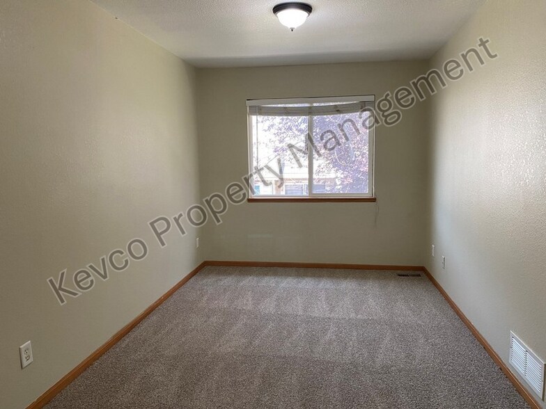 Building Photo - 1637 Westbridge Dr