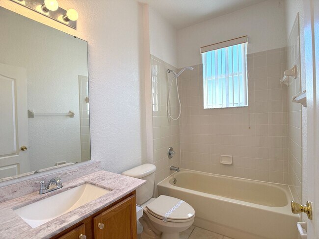 Building Photo - 1131 N Hampton Dr