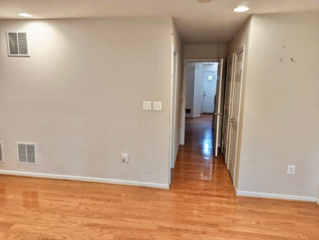Building Photo - Beautiful home with 2 MBRs, 1-car garage.