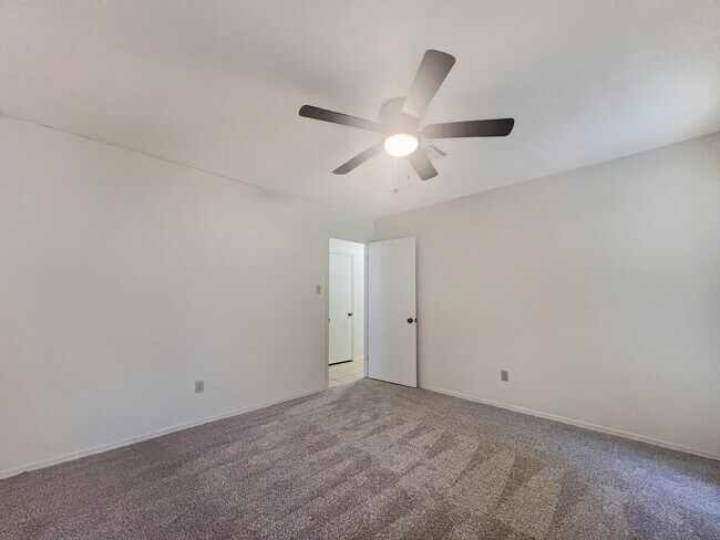 Building Photo - 2604 NE Garden Ln