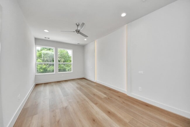 Building Photo - 13104 Moncloa Dr