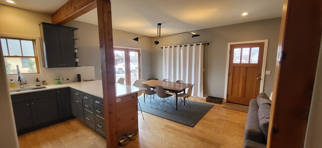 Building Photo - Furnished 3 Bed 2.5 Bath Walk to downtown-...