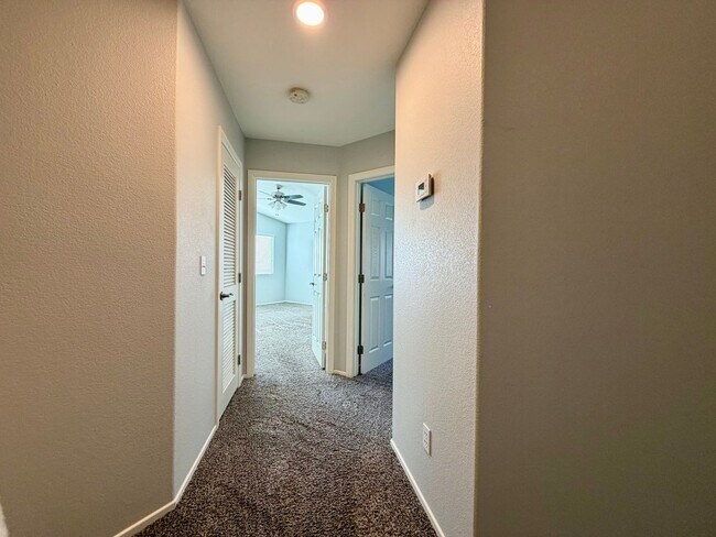 Building Photo - 2 bedroom townhome with back yard in Boulder Ranch