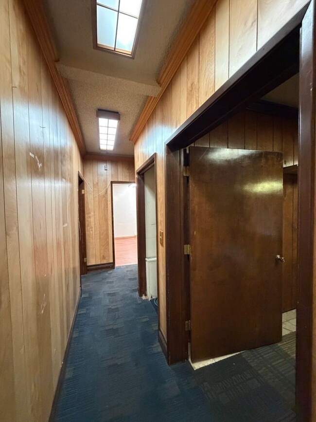 Building Photo - 3BEDROOM 1 BATHROOM COMMERCIAL PROPERTY