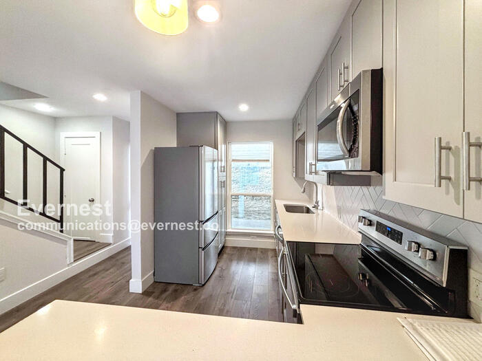 Building Photo - 3804 Southway Dr