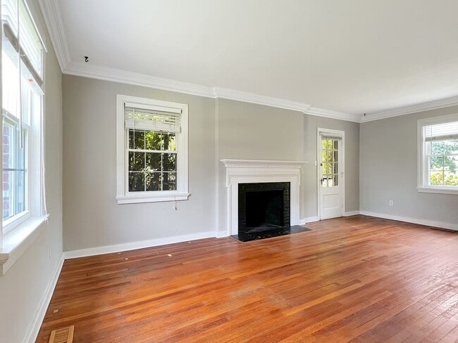 Building Photo - Charming 3-Bedroom Brick Colonial in Edgewood