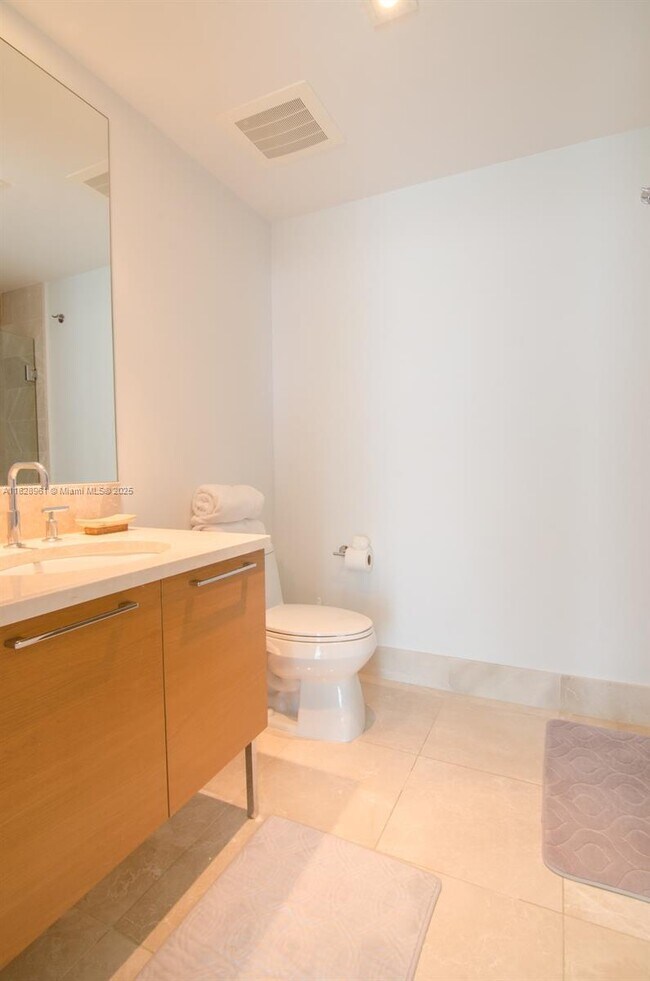 Building Photo - 17001 Collins Ave