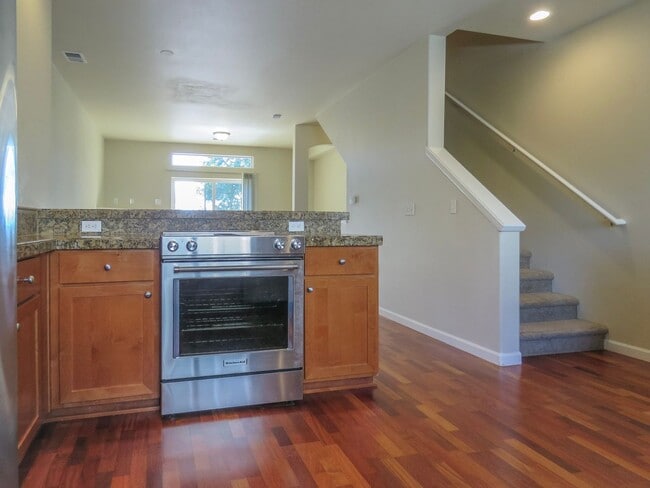 Building Photo - **No Rent Until January  !! 2 Bedroom Townhome Available Now  !! Inquire today for tour !