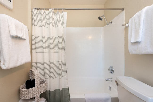 Building Photo - 2348 S Vermont St