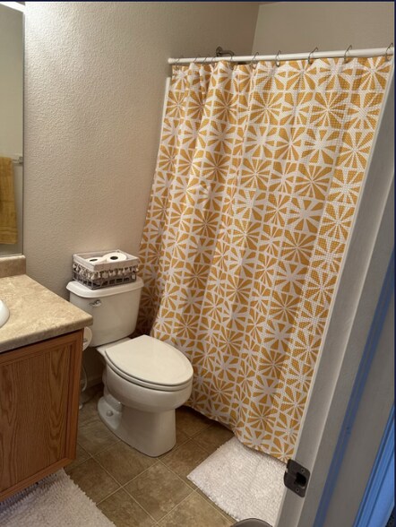 Master Bathroom 1 Toilet / Tub-Shower - 2761 Tumblewood Grv