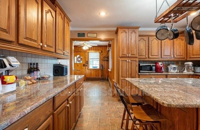 Building Photo - 290 W Ridge St