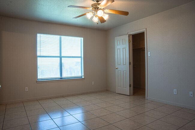 Building Photo - PRICE IMPROVEMENT NOW ONLY $1295!!!!!!