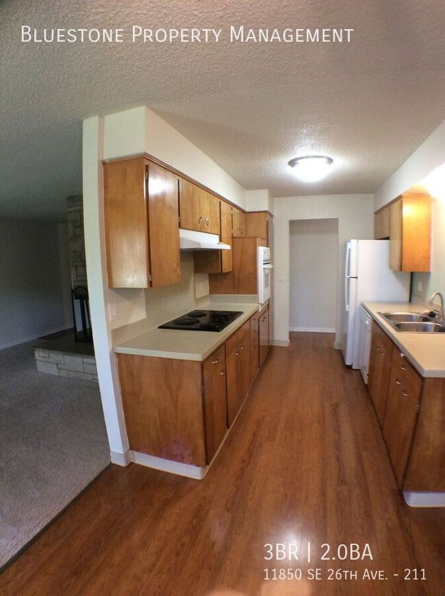 Building Photo - 2nd Floor 3 bedroom/2 bath.  Available app...