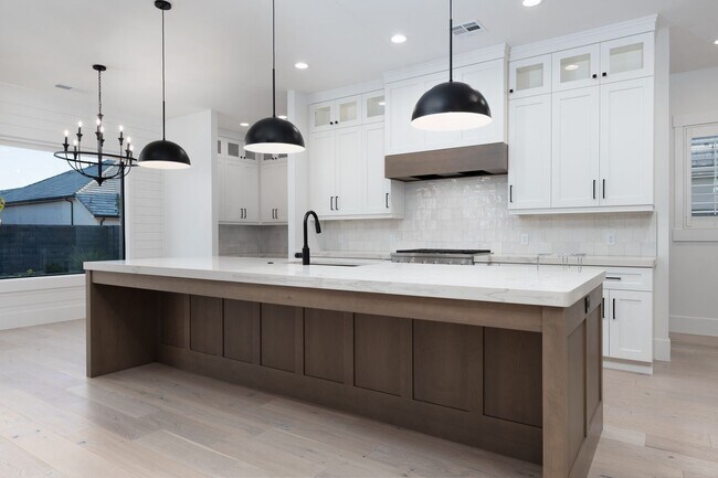 Building Photo - 6 bed / 4 bath / 3 car garage custom home in Pecan Valley