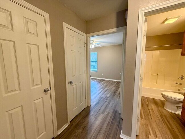 Building Photo - 2 Bedroom, 2 Bathroom Duplex!