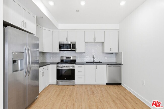 Building Photo - 11408 W Sarah St