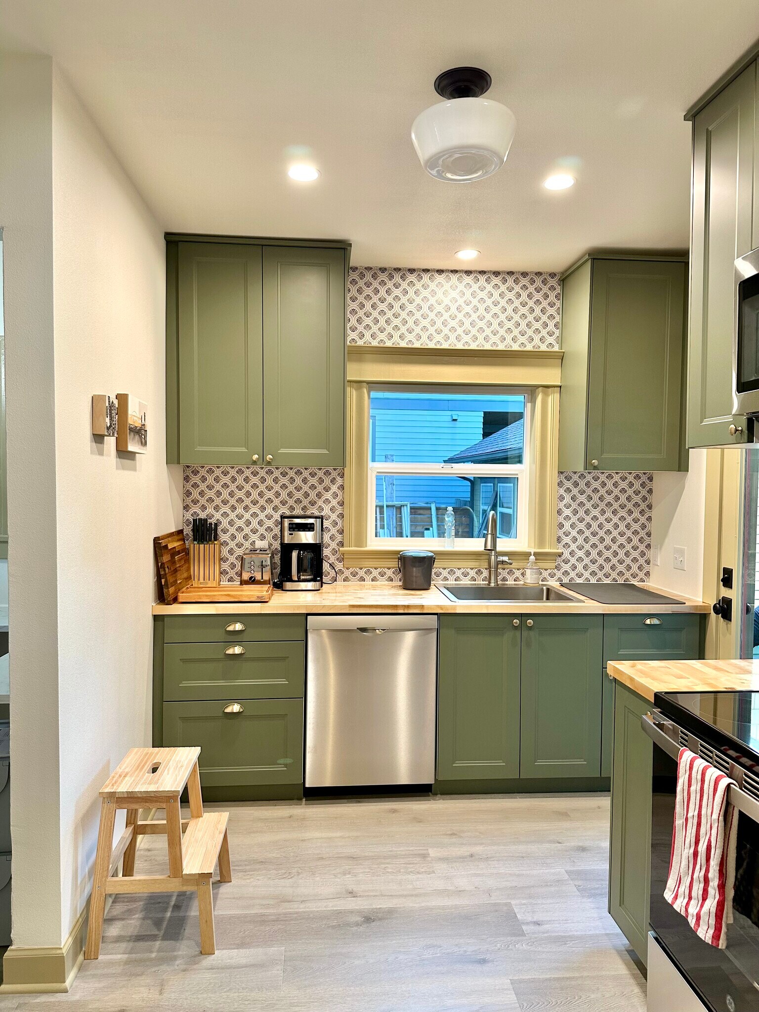 Building Photo - 729 NE Shaver St