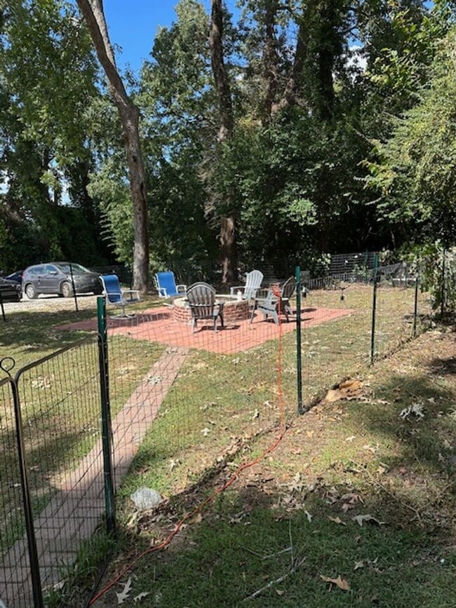 Building Photo - 2 bedroom Grid House for rent!