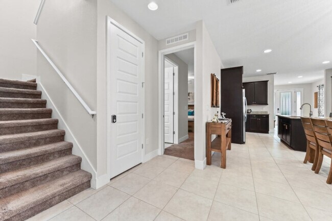 Building Photo - 350 Lasso Dr