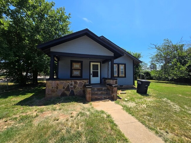 Building Photo - 617 N Bonita Ave