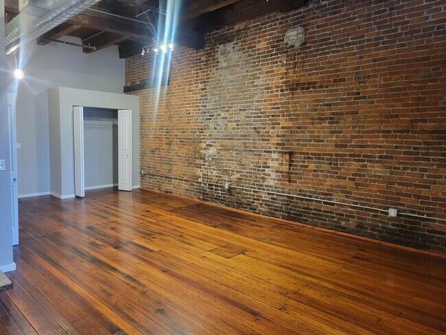 Building Photo - 116 N 5th St