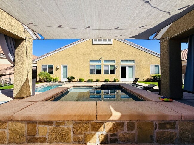 Building Photo - Welcome to this stunning 5-bedroom, 3-bath home located in the desirable Estates of Wigwam Ranch ...