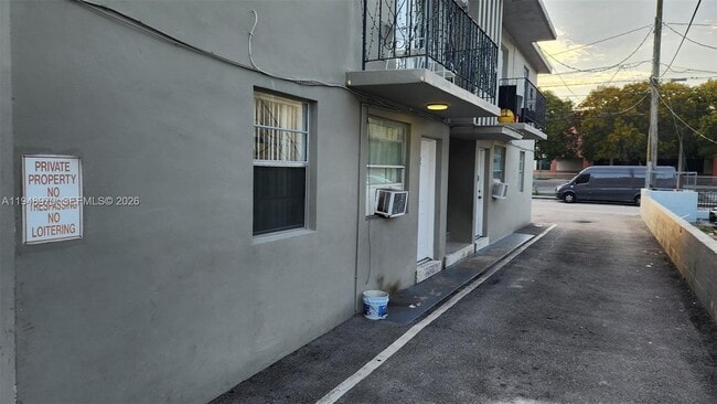 Building Photo - 329 SW 6th Ave