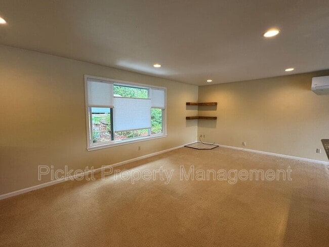 Building Photo - 414 Kingsway NW