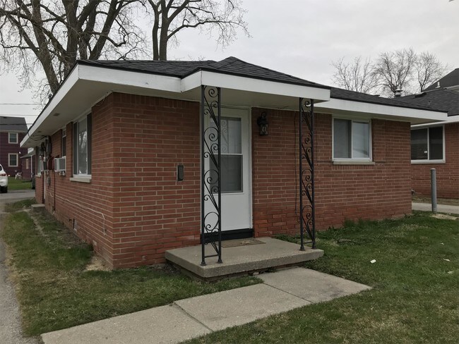 Building Photo - 1120 N Westwood Ave