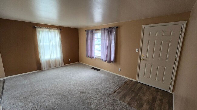 Building Photo - Newly remodeled 2 Bed/1 Bath Home in North...