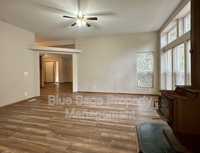 Building Photo - 1375 S Bagley Creek Rd