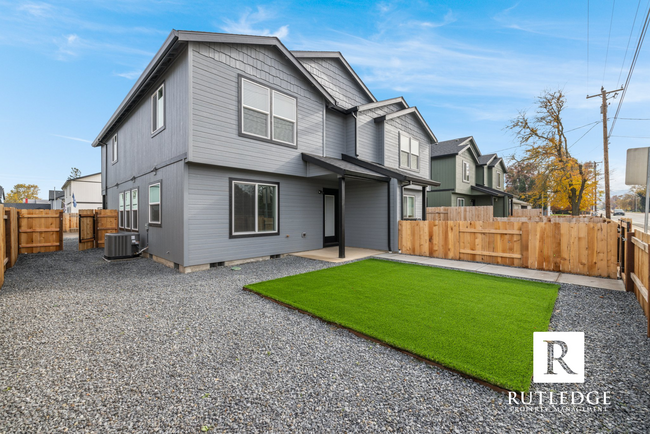 Building Photo - 3 Bed/2.5 Bath Townhome in Medford