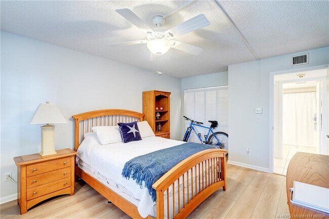 Building Photo - 10 NE Plantation Rd