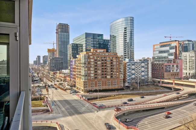 Building Photo - 659 W Randolph St