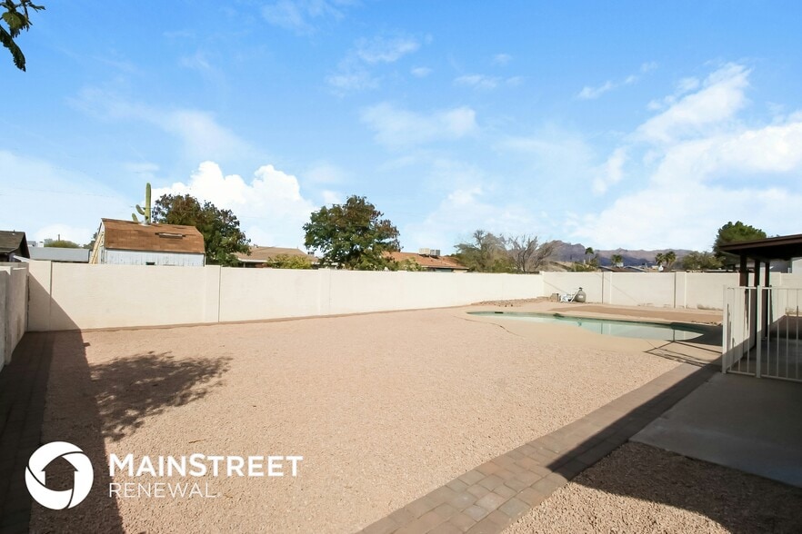 Building Photo - 650 W 22nd Ave