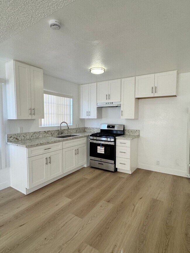 Building Photo - Bright Upstairs 2-Bedroom Apartment in Prime Long Beach Location