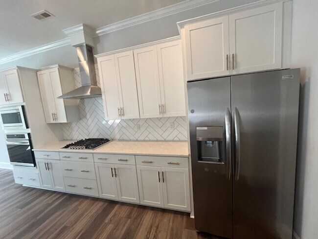 Building Photo - Experience Elegance and Privacy