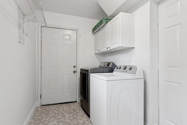 Building Photo - 2814 Gonzales St