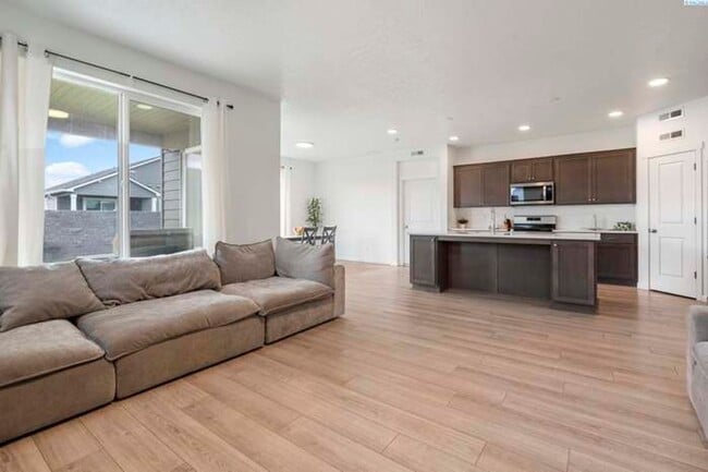 Building Photo - 308 Ruby Ave