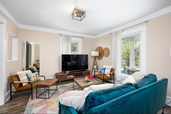 Building Photo - Walk to Downtown Ann Arbor - 3 bed/2 bath