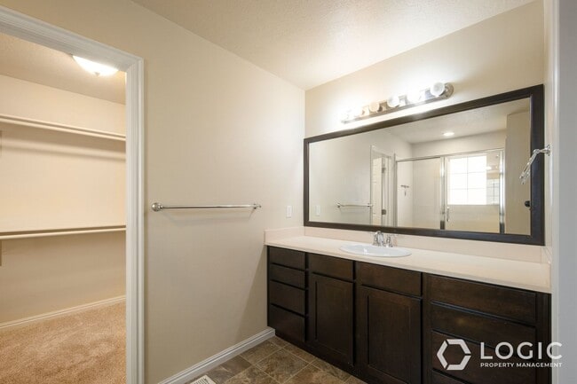 Building Photo - 692 W Chase Ln