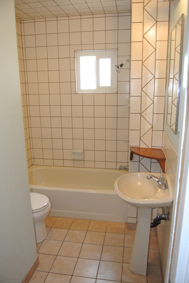 Building Photo - 2 Bedroom, 1 Bathroom Single Story House in Antioch with Garage and Side Yard Access