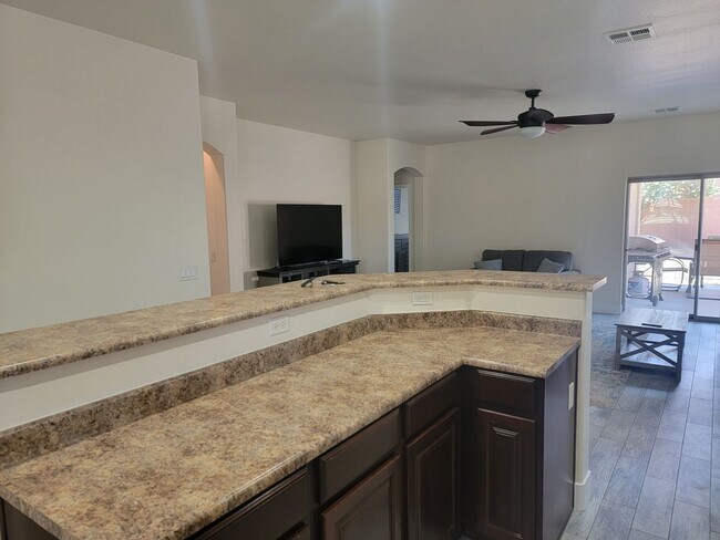 Building Photo - 3-Bedroom / 2-Bathroom Home with Attached ...