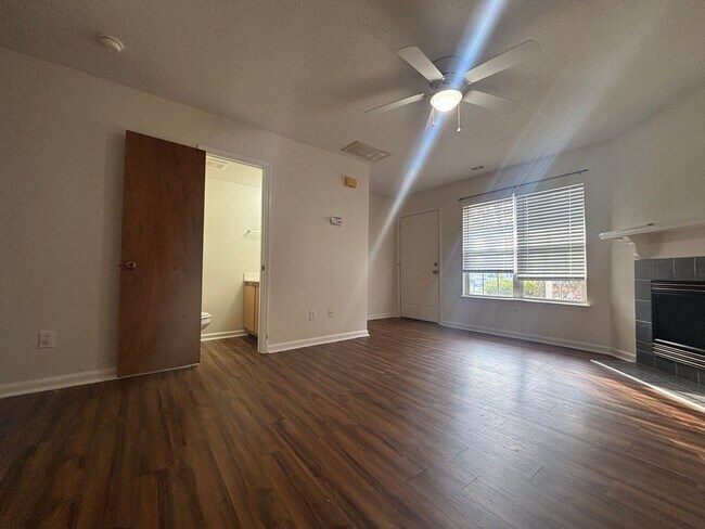 Building Photo - Pueblo Townhouse