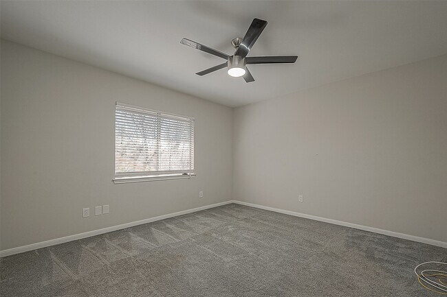 Building Photo - 2323 Pine Cone Dr