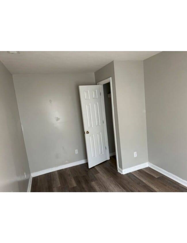 Building Photo - Downtown Beauty!