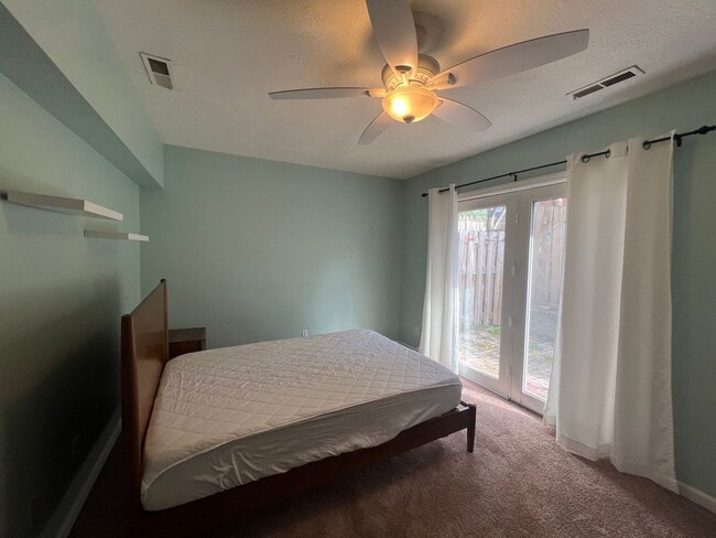 Building Photo - Beautiful Townhome in Private cul-de-sac i...
