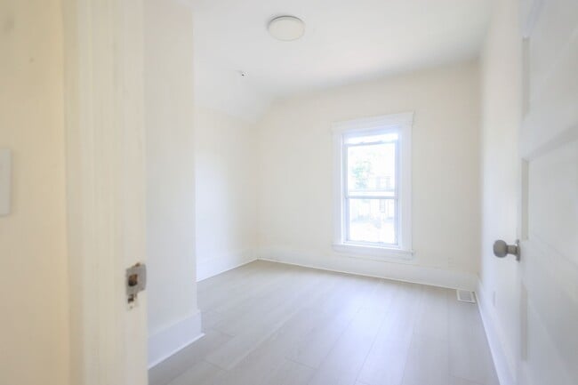 Building Photo - 420 W 12th St