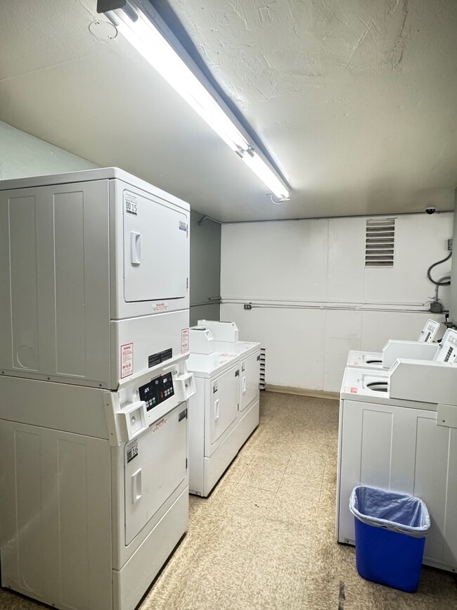 Building Photo - 1160 E Alosta Ave