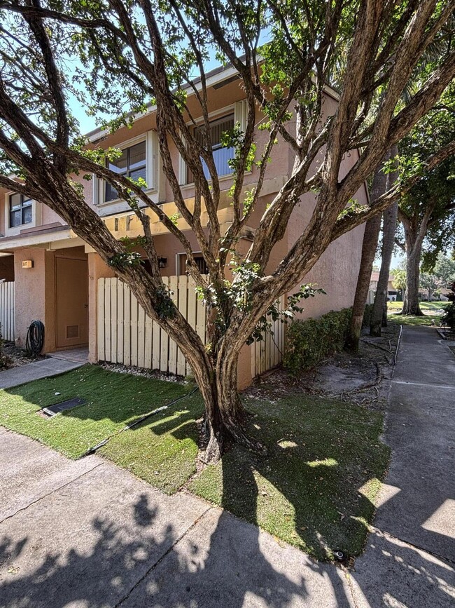 Building Photo - 3687 Carambola Cir N